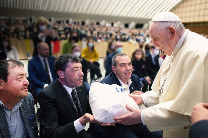 Nicola-Fiasconaro-in-visita-da-Papa-Francesco_Photo-Credits-Vatican-Media